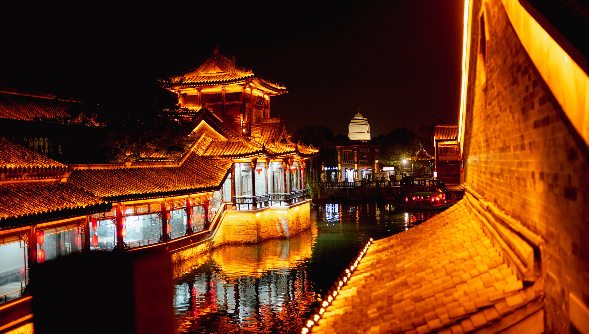 霜夜灯影里，邂逅一城旧梦